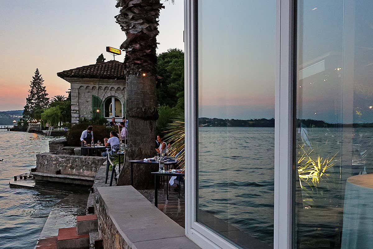 Affaccio privilegiato sul lago. Foto Settimio Benedusi Lido 84, quando il lago di Garda entra in cucina Affaccio privilegiato sul lago. Foto Settimio Benedusi Lido 84, quando il lago di Garda entra in cucina